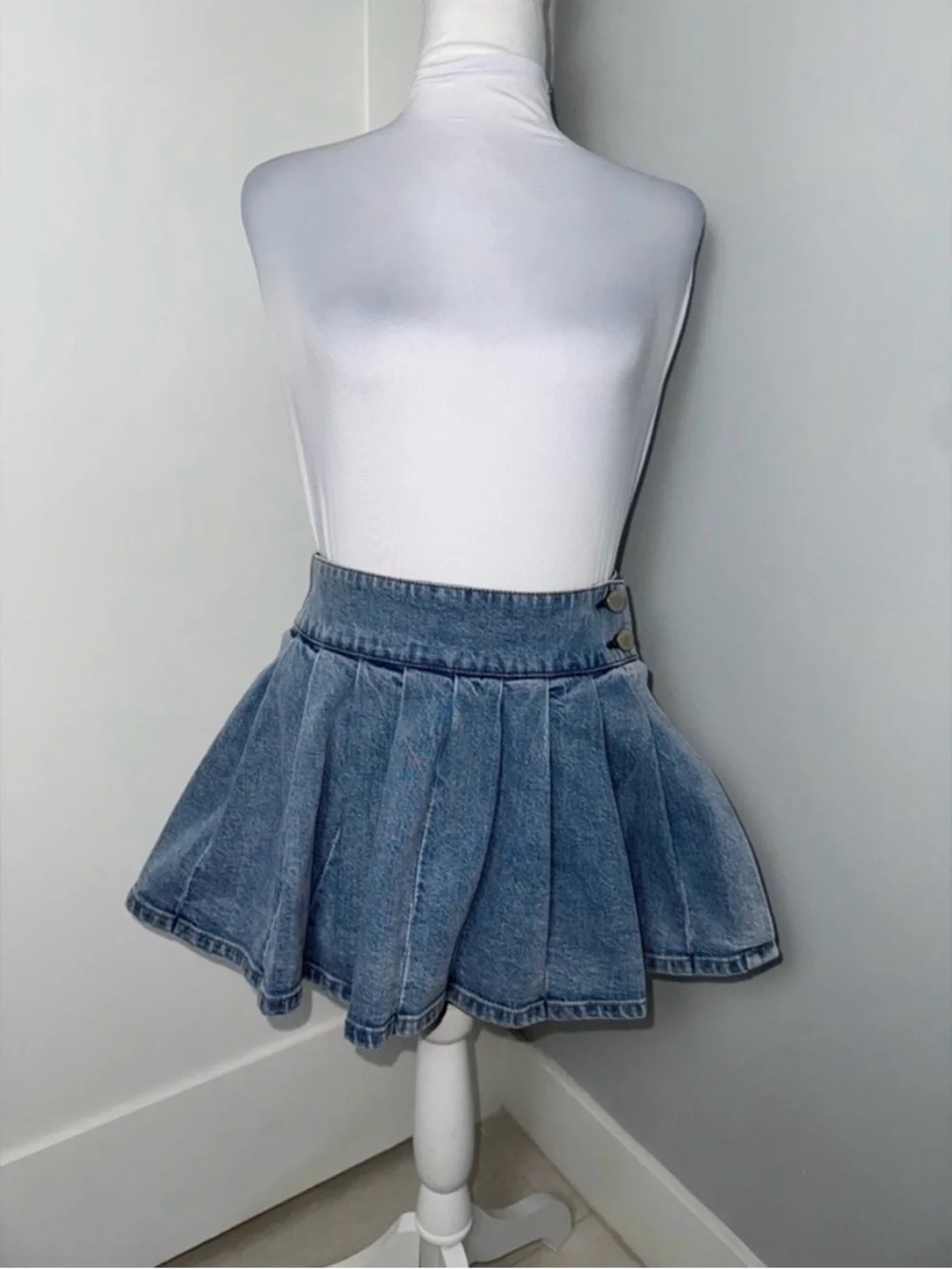 Alice + Olivia Noah Denim Pleated Skort/ Size 26 - Picture 6 of 12
